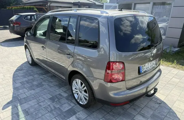 VOLKSWAGEN Touran 