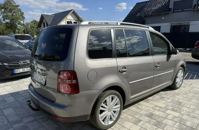VOLKSWAGEN Touran 