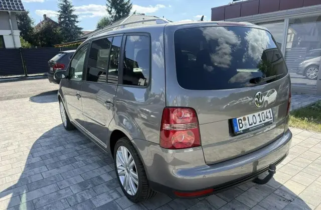 VOLKSWAGEN Touran 