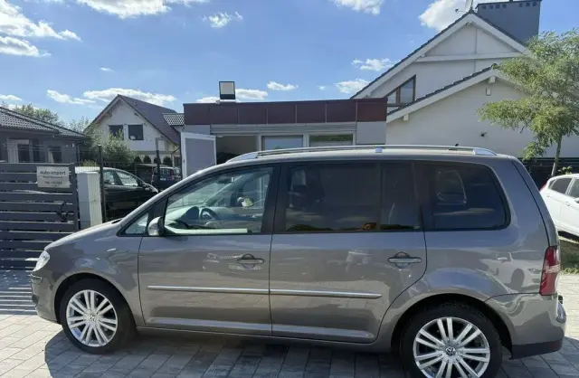 VOLKSWAGEN Touran 