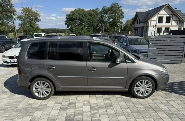 VOLKSWAGEN Touran 