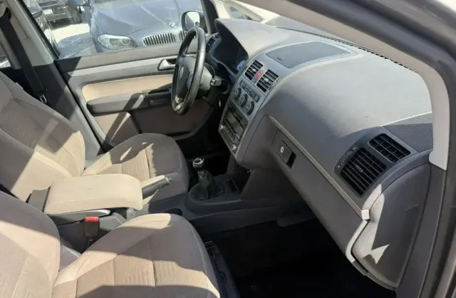 VOLKSWAGEN Touran 