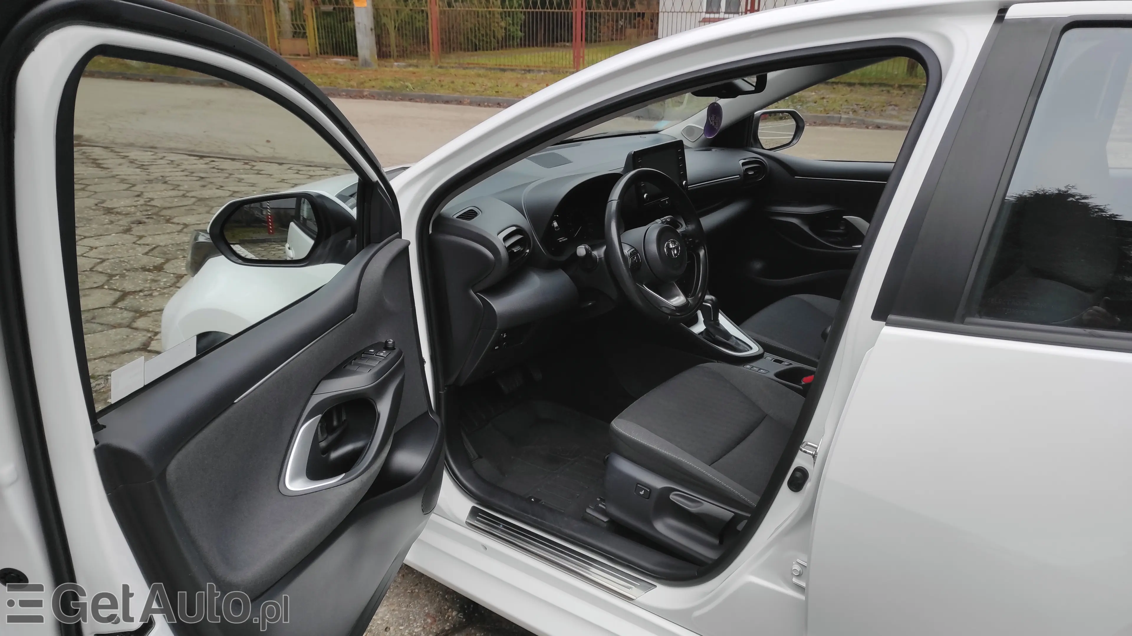 TOYOTA Yaris Comfort e-CVT