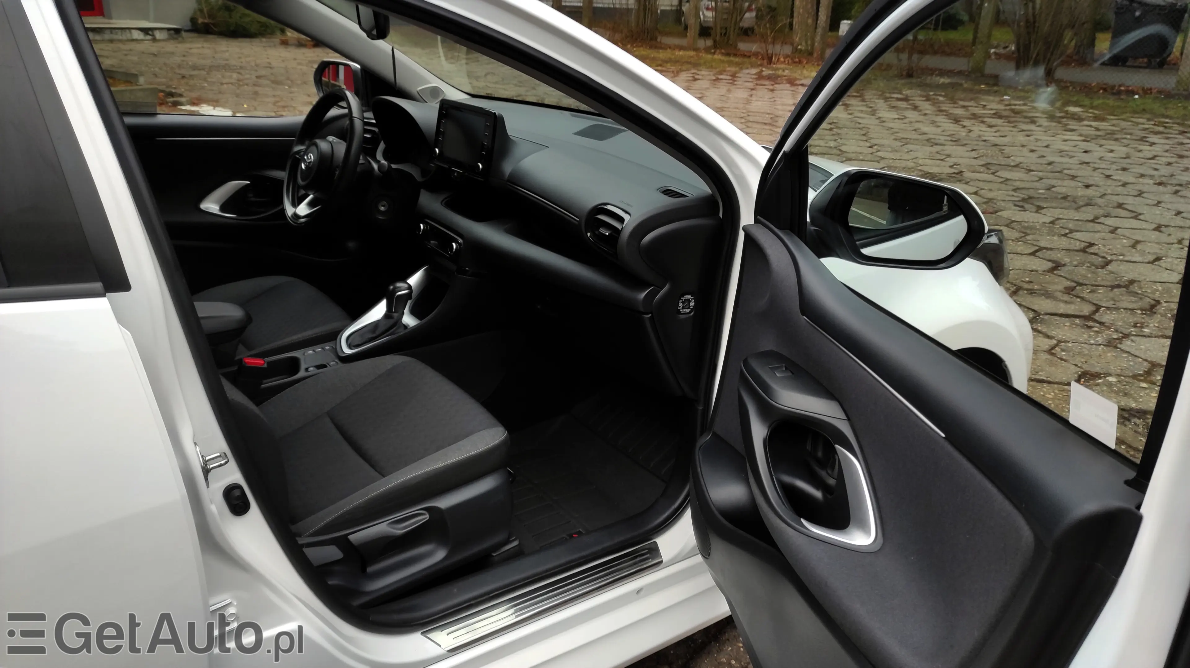 TOYOTA Yaris Comfort e-CVT