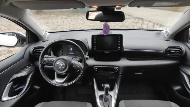 TOYOTA Yaris Comfort e-CVT