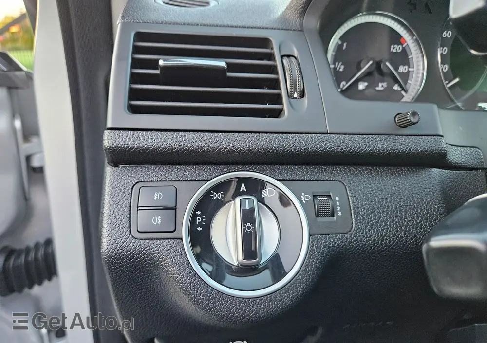 MERCEDES-BENZ Klasa C 200 CGI BlueEff Elegance