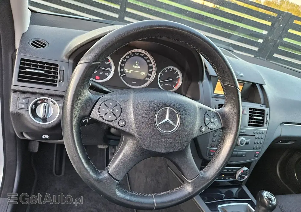 MERCEDES-BENZ Klasa C 200 CGI BlueEff Elegance