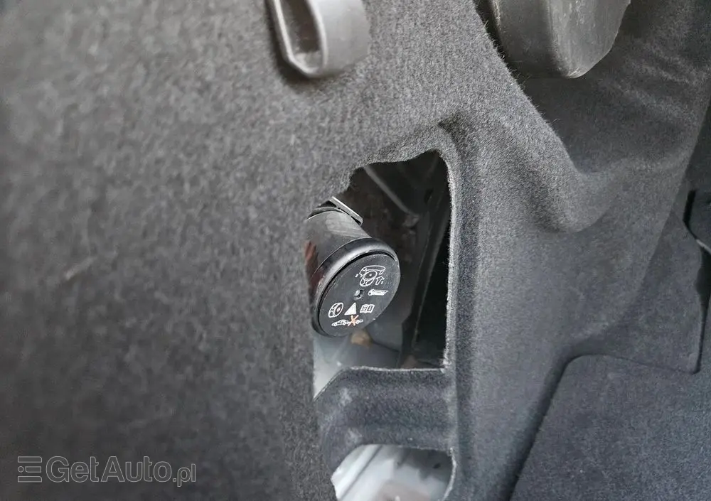 MERCEDES-BENZ Klasa C 200 CGI BlueEff Elegance