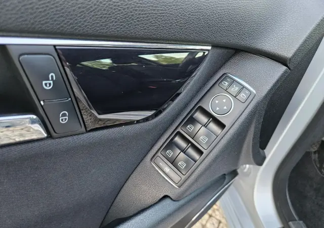 MERCEDES-BENZ Klasa C 200 CGI BlueEff Elegance