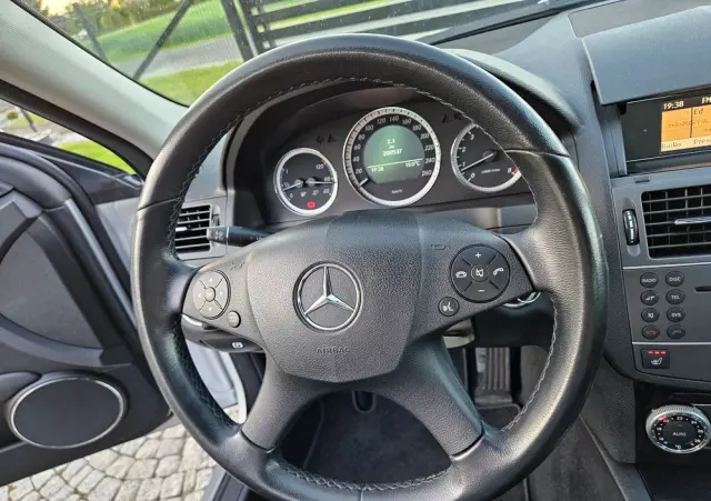 MERCEDES-BENZ Klasa C 200 CGI BlueEff Elegance