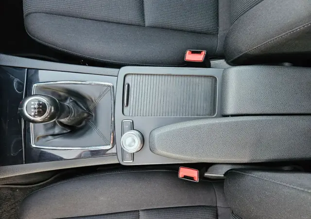 MERCEDES-BENZ Klasa C 200 CGI BlueEff Elegance