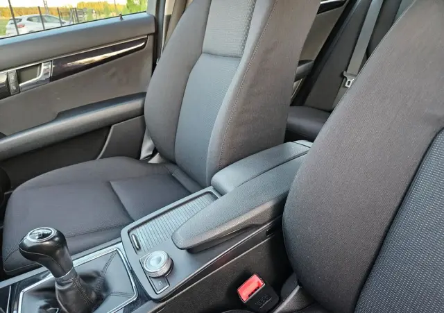 MERCEDES-BENZ Klasa C 200 CGI BlueEff Elegance