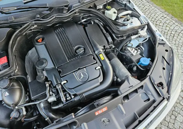 MERCEDES-BENZ Klasa C 200 CGI BlueEff Elegance