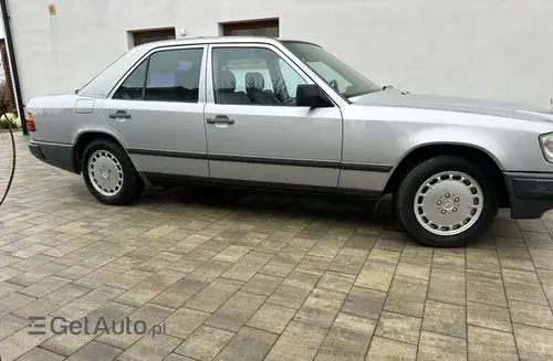 MERCEDES-BENZ W124 