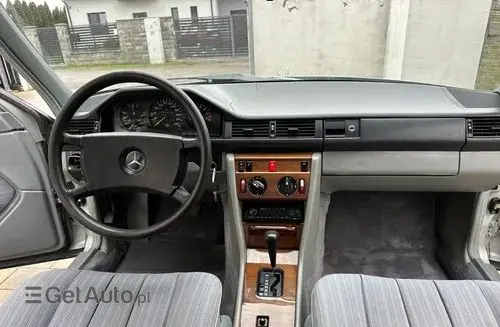 MERCEDES-BENZ W124 