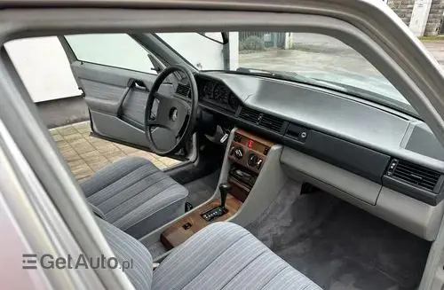 MERCEDES-BENZ W124 