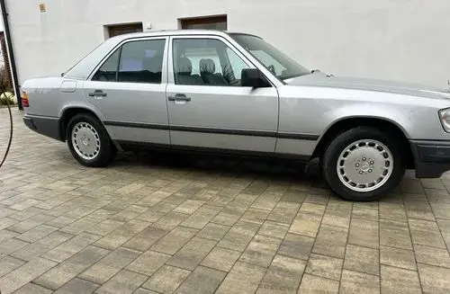 MERCEDES-BENZ W124 