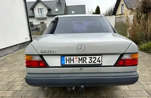 MERCEDES-BENZ W124 