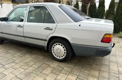 MERCEDES-BENZ W124 