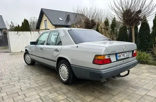 MERCEDES-BENZ W124 