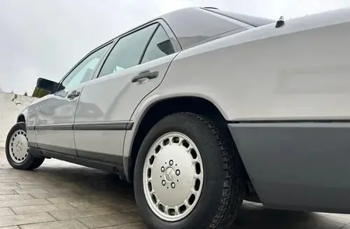 MERCEDES-BENZ W124 