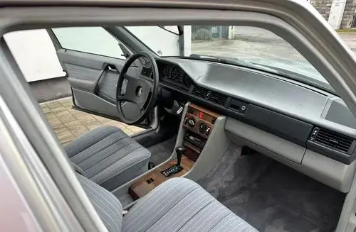 MERCEDES-BENZ W124 