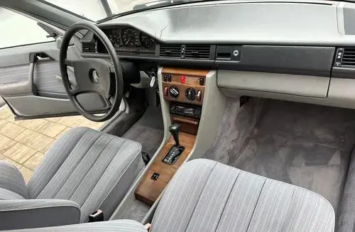 MERCEDES-BENZ W124 
