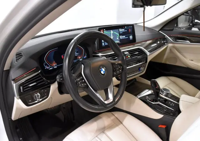 BMW Seria 5 520i GPF Luxury Line