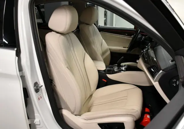 BMW Seria 5 520i GPF Luxury Line