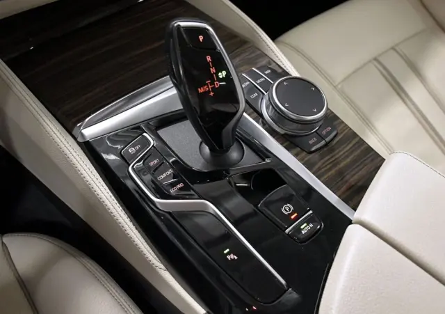 BMW Seria 5 520i GPF Luxury Line