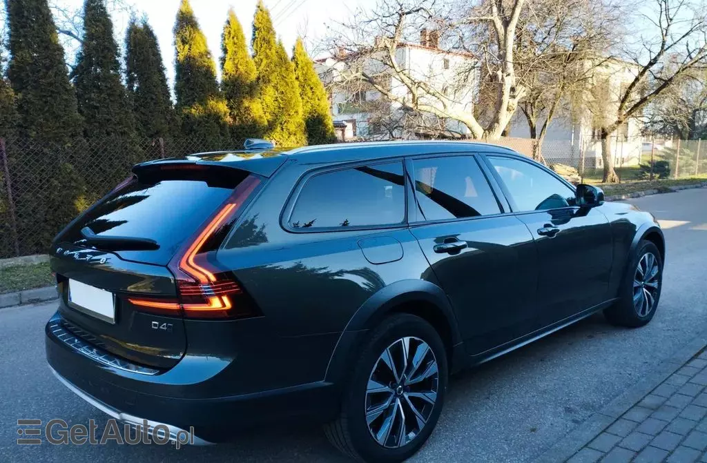 VOLVO V90 