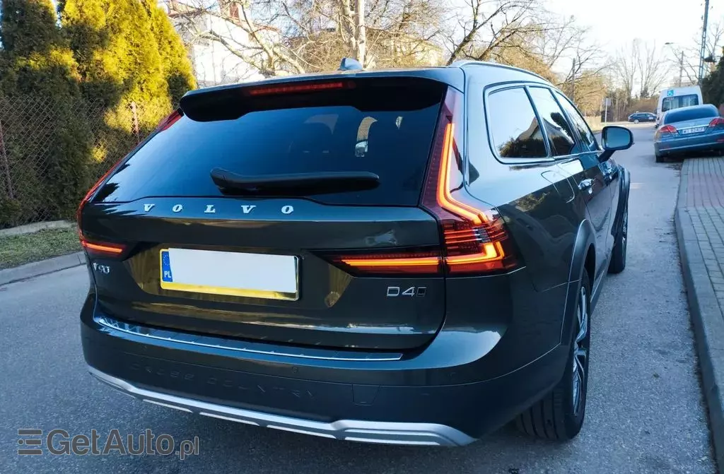 VOLVO V90 