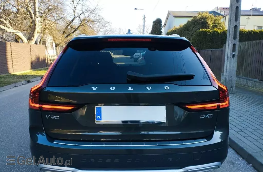 VOLVO V90 