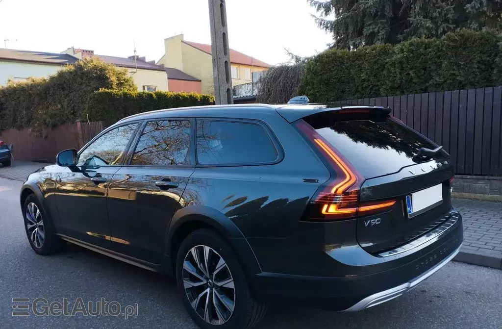 VOLVO V90 