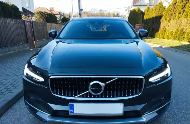 VOLVO V90 