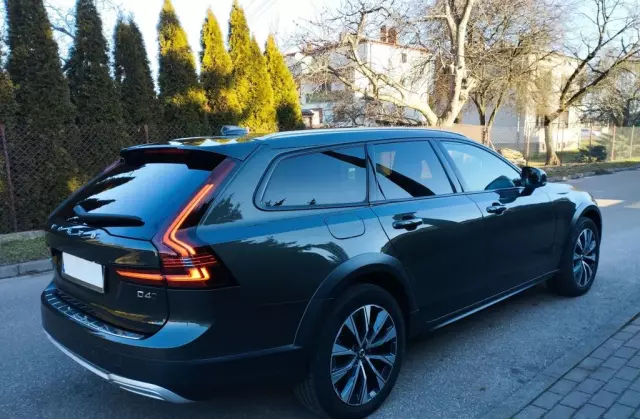 VOLVO V90 