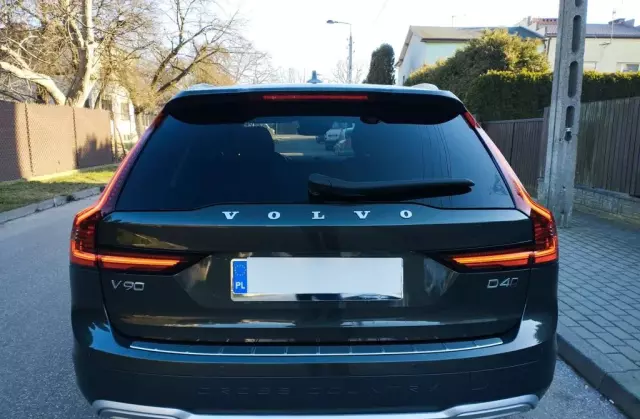 VOLVO V90 