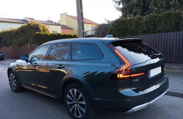 VOLVO V90 