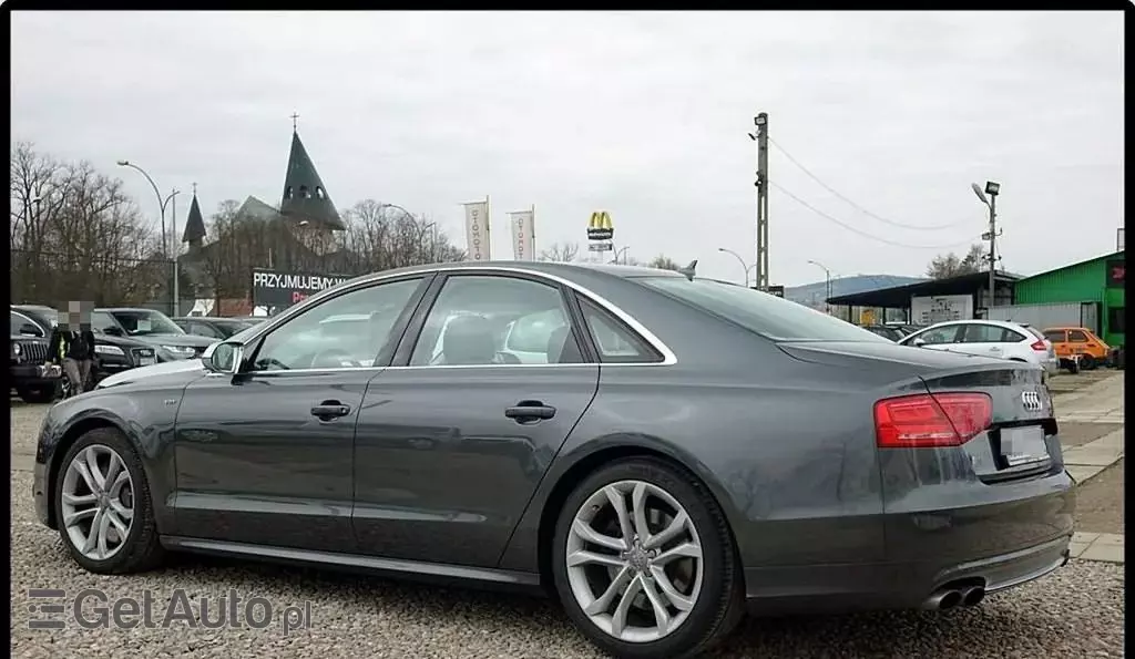 AUDI S8 