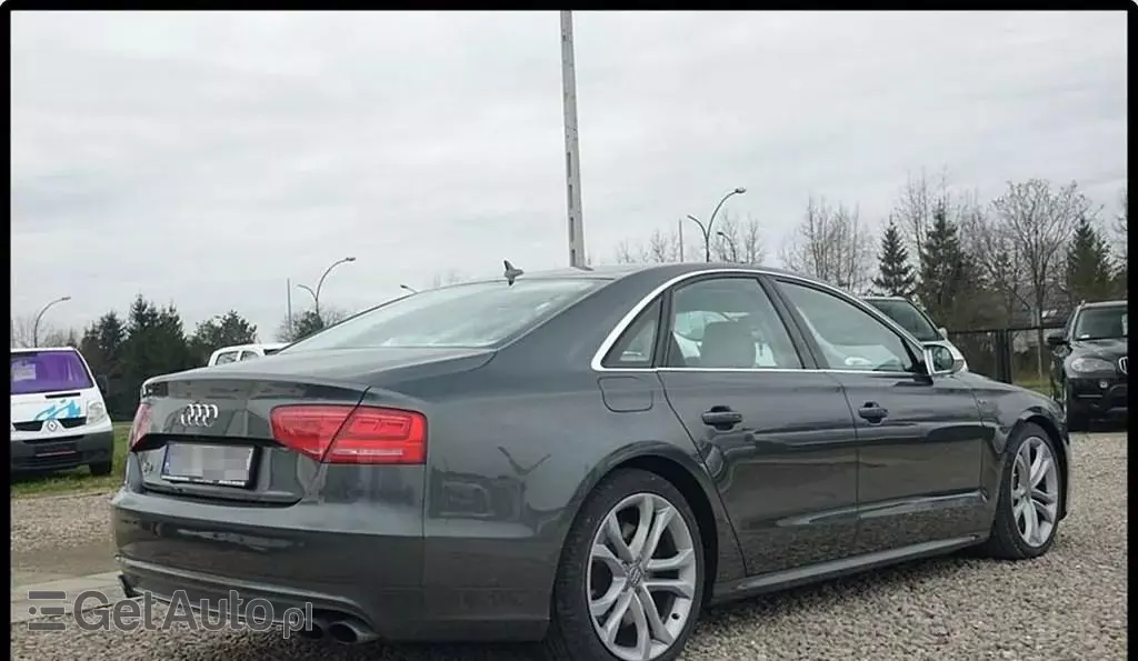 AUDI S8 