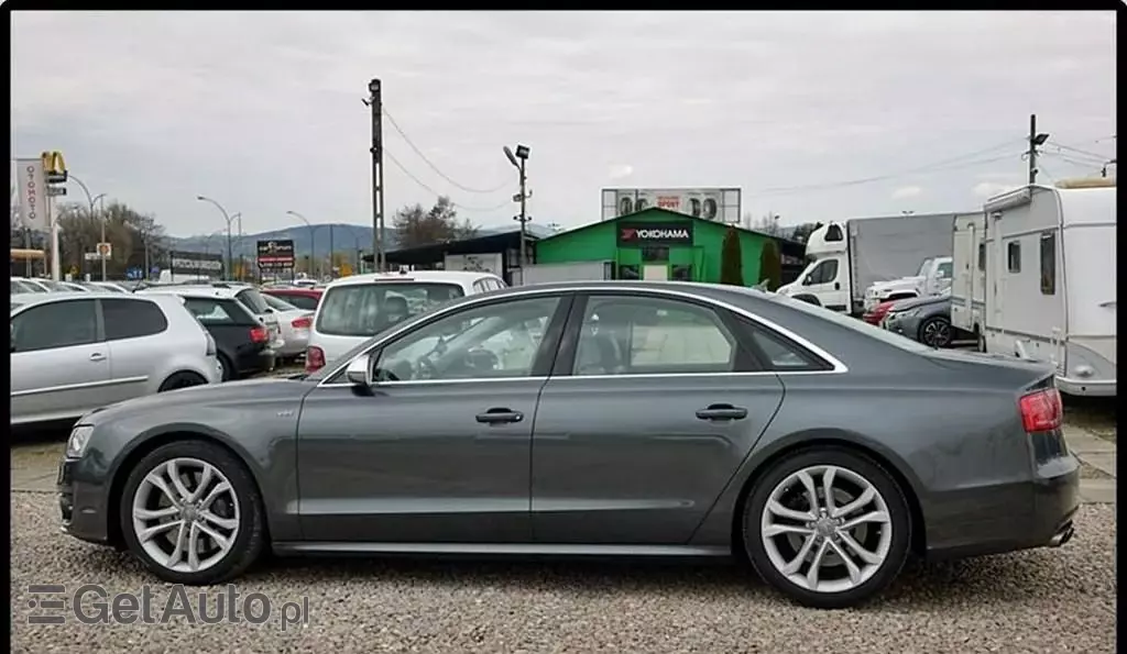 AUDI S8 