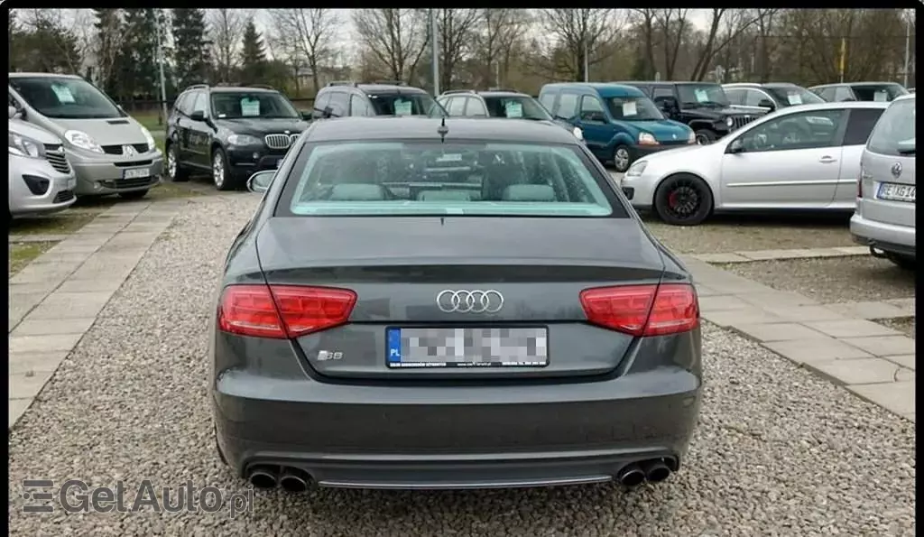 AUDI S8 