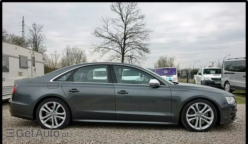 AUDI S8 