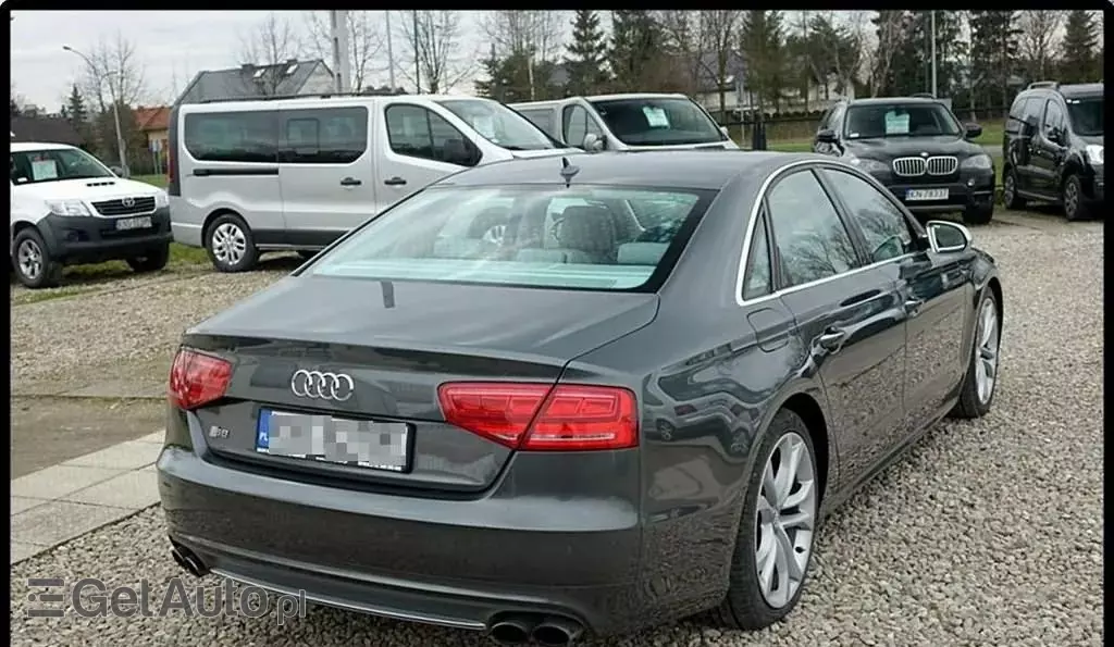 AUDI S8 