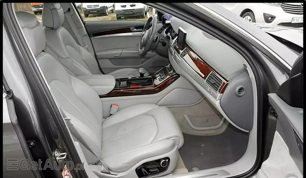 AUDI S8 