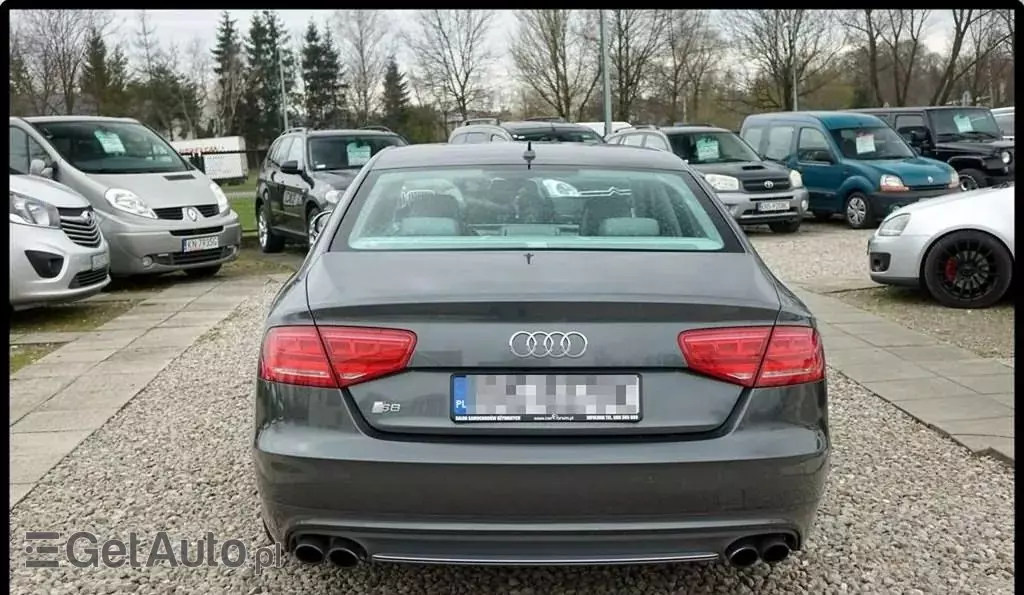 AUDI S8 
