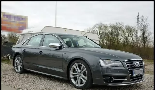 AUDI S8 