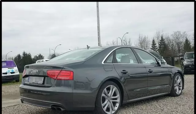 AUDI S8 