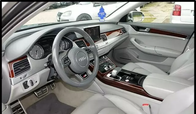 AUDI S8 