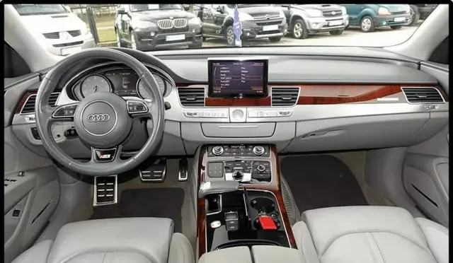AUDI S8 